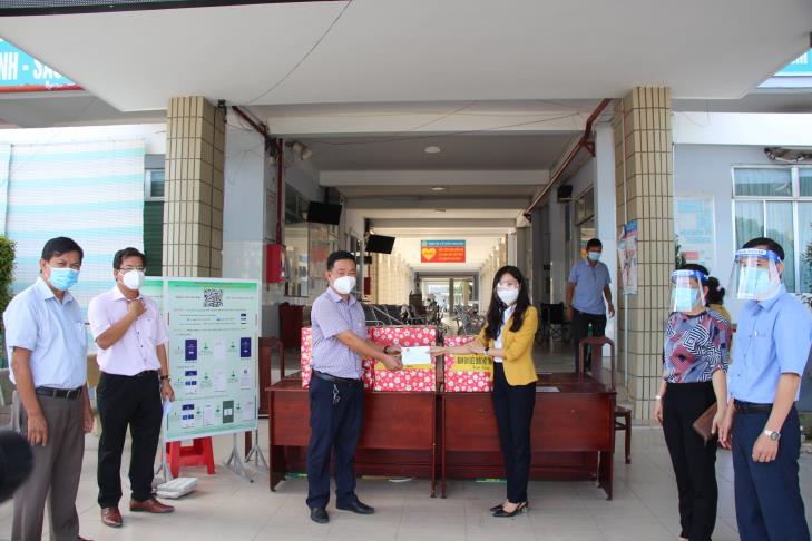 Đoàn đại biểu Quốc hội tỉnh Tây Ninh thăm và tặng quà lực lượng phòng chống dịch trên địa bàn tỉnh